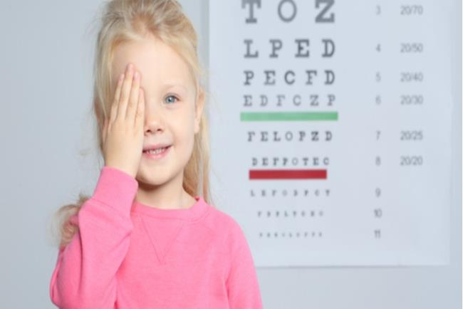 ילדה מכסה עין אחת כאמצעי לתיקון פזילה כדי למנוע עין עצלה